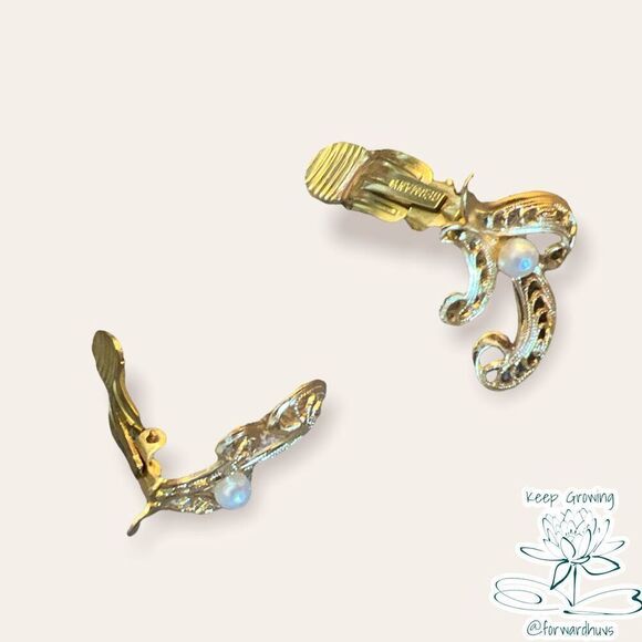 Vintage Gold Tone Clip On Earrings - Picture 7 of 8